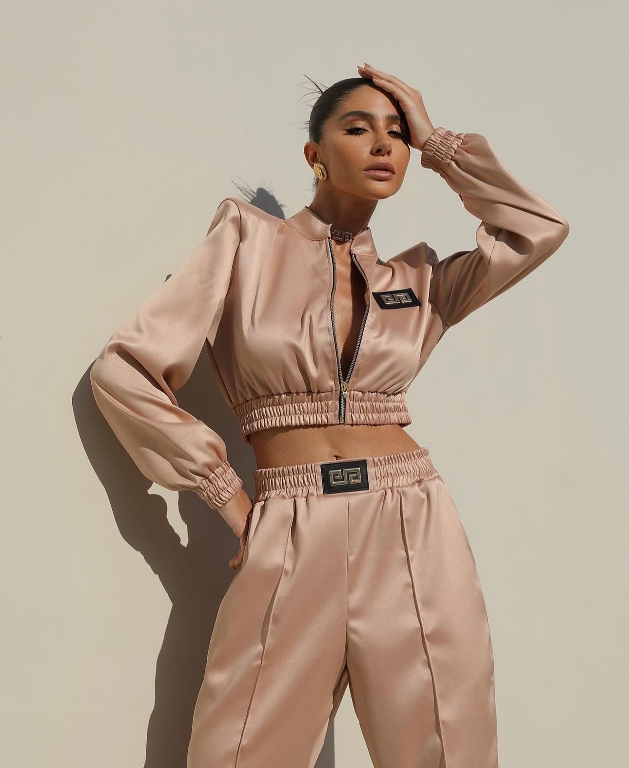 Set LETIZIA composto da giacca e pantaloni, è la scelta perfetta per un look trendy, elegante e confortevole.
Ideale per diverse occasioni, dal giorno alla sera.