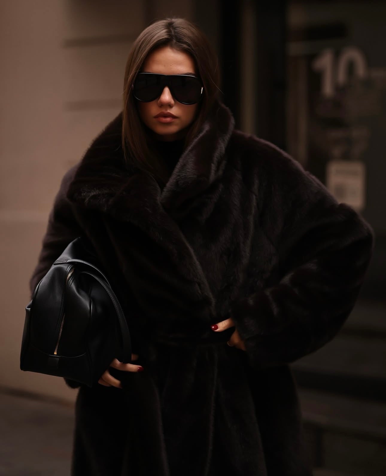 Pelliccia ecologica Vanessa Eleganza senza tempo e comfort assoluto.La pelliccia“Vanessa” è realizzato in morbida eco-pelliccia visone premium, con cintura in vita che valorizza la silhouette e dona un tocco raffinato e sofisticato.