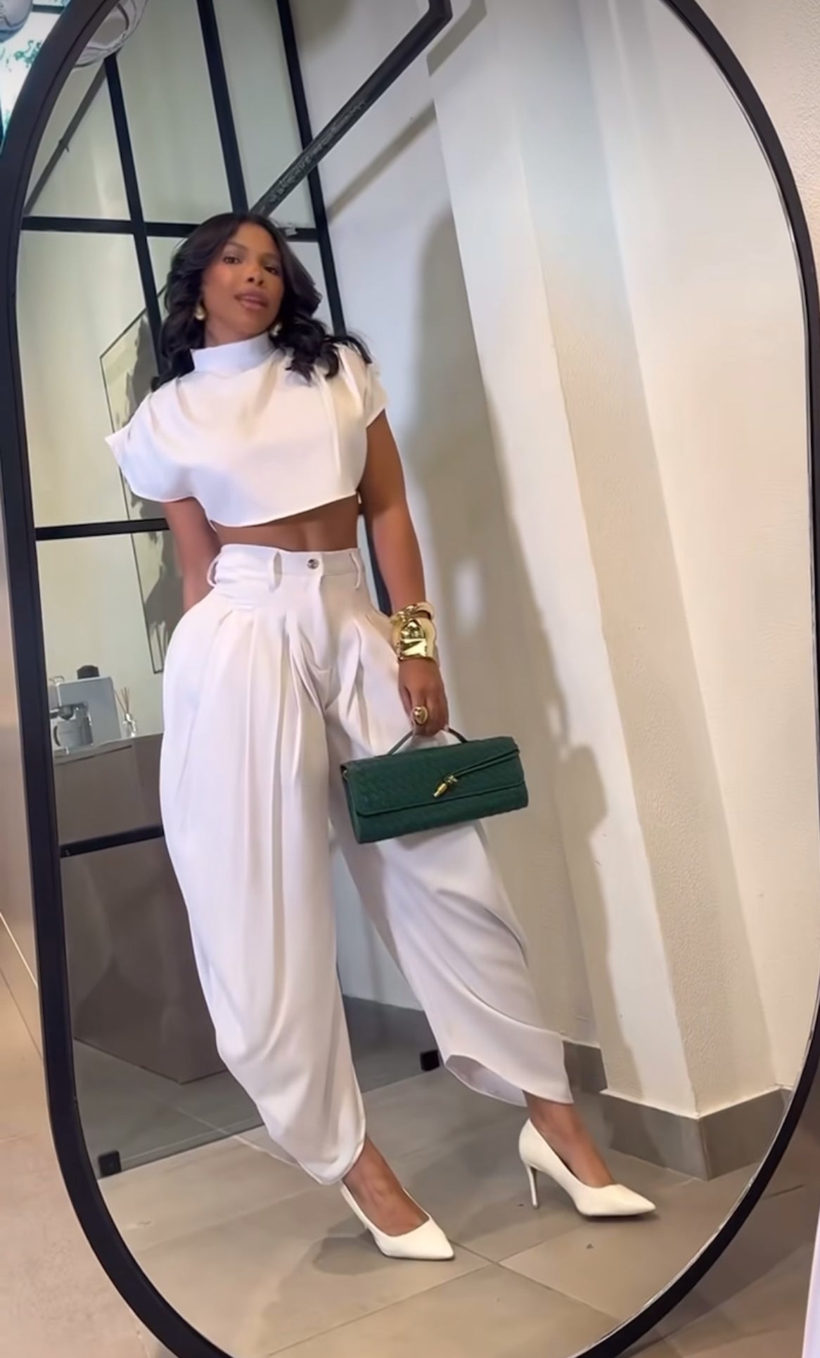 Set PRAGA Completo elegante composto da crop top a collo alto e pantaloni palazzo morbidi con pieghe frontali. Realizzato in tessuto fluido e leggero per una vestibilità confortevole e chic.