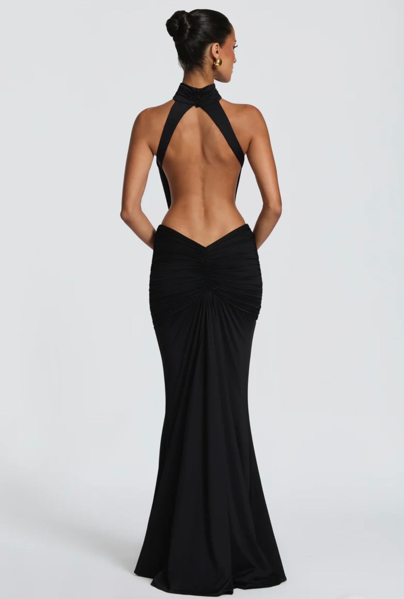 Abito Sofia Caratterizzato da una silhouette a sirena che valorizza le forme, questo modello unisce un sofisticato collo alto a un audace gioco di drappeggi e intagli cut-out sui fianchi.