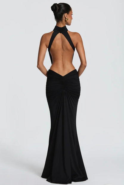 Abito Sofia Caratterizzato da una silhouette a sirena che valorizza le forme, questo modello unisce un sofisticato collo alto a un audace gioco di drappeggi e intagli cut-out sui fianchi.