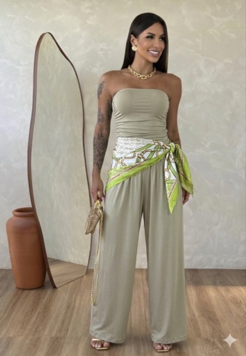 Jumpsuite Valentina Foulard in OMAGGIO
Aggiungi un tocco di freschezza al tuo guardaroba con questa splendida tuta intera.Un capo versatile che unisce la comodità del taglio a palazzo all'eleganza del top a fascia.