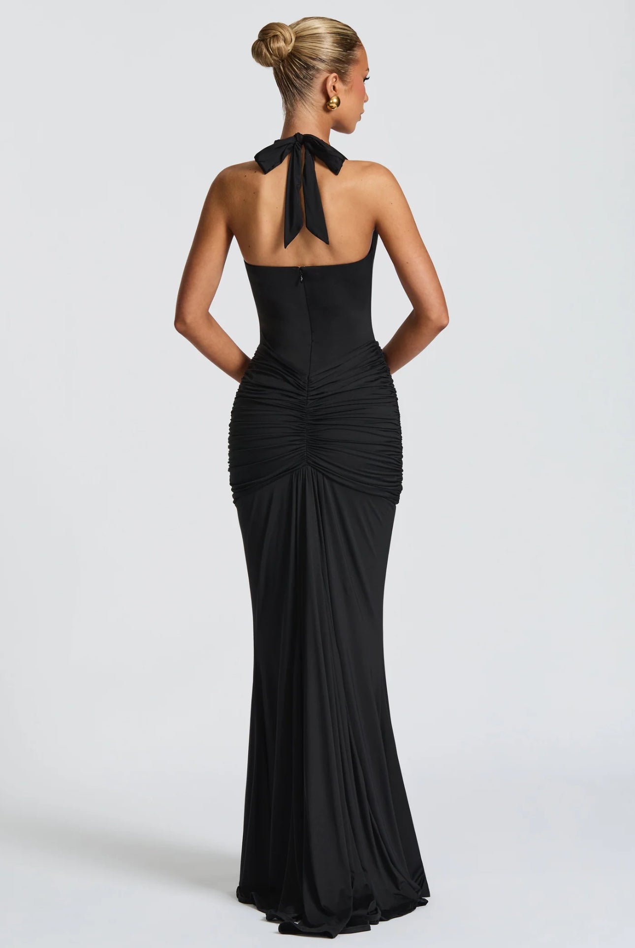 Abito Greta scenografico che esalta la silhouette con linee sinuose e dettagli sofisticati. Questo modello lungo è pensato per chi desidera un look magnetico e raffinato.