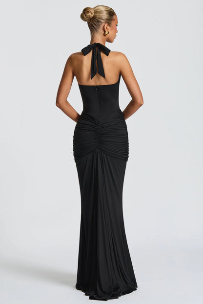 Abito Greta scenografico che esalta la silhouette con linee sinuose e dettagli sofisticati. Questo modello lungo è pensato per chi desidera un look magnetico e raffinato.