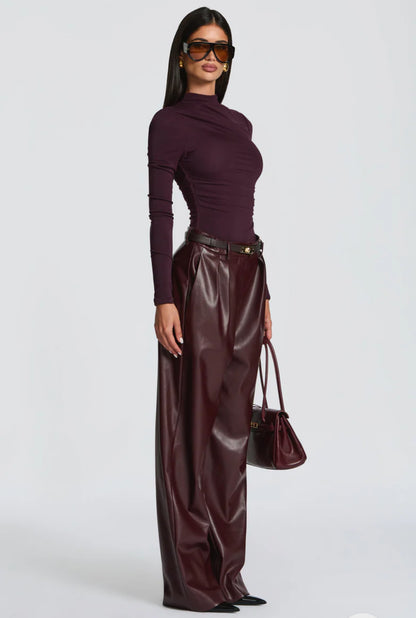 Pantaloni ANITA in eco-pelle a vita alta dal taglio ampio.Un look deciso e sofisticato, perfetto per chi ama uno stile contemporaneo e audace.