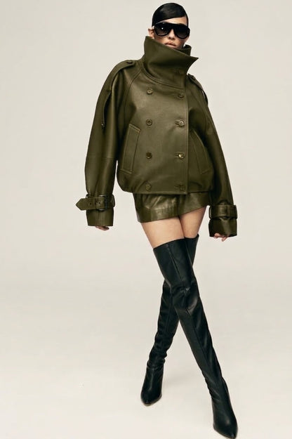 Eleva il tuo stile urbano con questo iconico giubbotto biker bomber oversize. Un capo che fonde la grinta della giacca in pelle al design d'avanguardia: caratterizzato da un imponente collo alto strutturato, allacciatura al petto