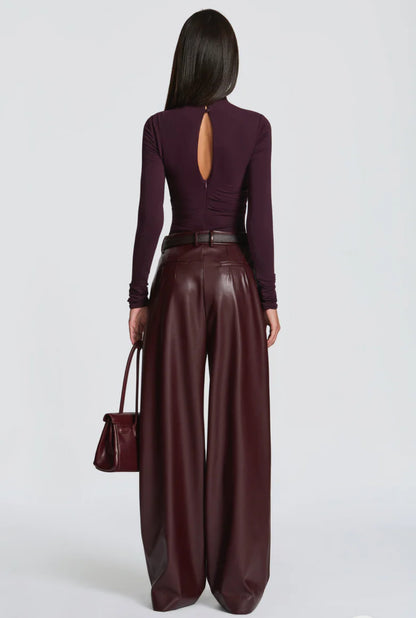 Pantaloni ANITA in eco-pelle a vita alta dal taglio ampio.Un look deciso e sofisticato, perfetto per chi ama uno stile contemporaneo e audace.