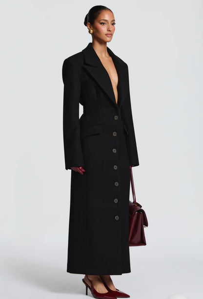 Cappotto ANGELICA lungo in lana, con bottoni frontali e maxi revers a scialle. La linea dritta e sartoriale slancia la figura, mentre il colletto ampio aggiunge un tocco sofisticato. Perfetto per look invernali raffinati, dal giorno alla sera.
