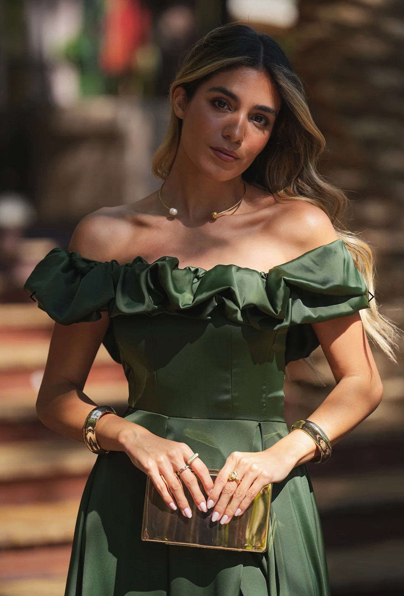 Abito MARYA Elegante abito off-shoulder con corpino arricciato a balze e ampia gonna con spacco laterale.