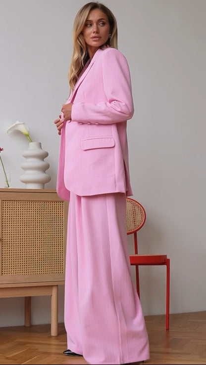 Tailleur VALERIA Blazer dal  taglio elegante e strutturato con spalle leggermente ampie, gilet con bottoni asimmetrici, pantaloni a vita alta con ampia vestibilità e pieghe, che creano un effetto fluido e raffinato.