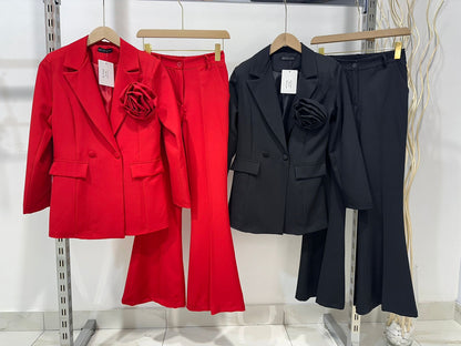 Tailleur KATIA Giacca doppio petto  con spilla estraibile pantalone Zampa tessuto leggermente elasticizzato ottima vestibilita Made in Italy 🇮🇹