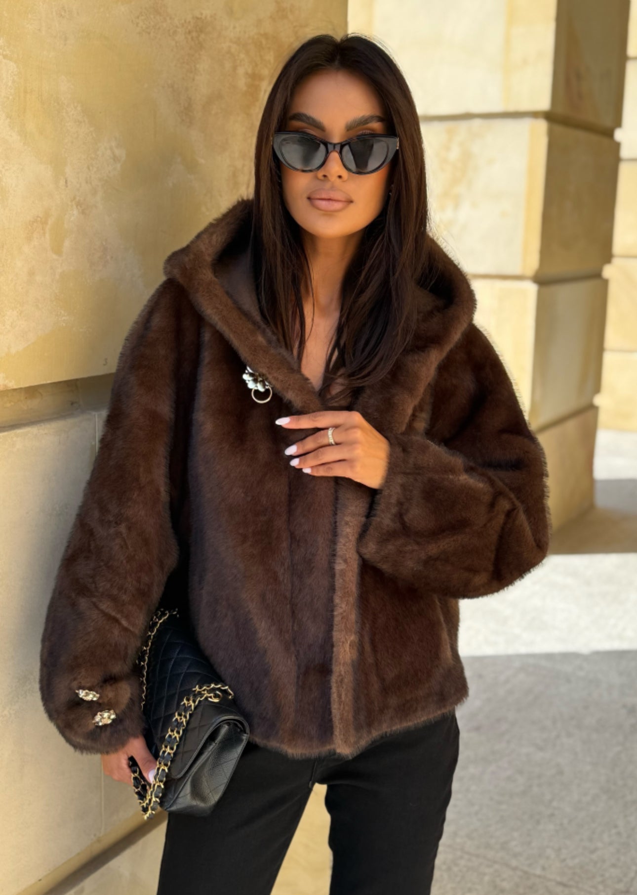 Pelliccia LUNA avvolgiti nel lusso eco-pelliccia in visone Morbida, calda e raffinata, è il capo ideale per aggiungere un tocco di eleganza ai look invernali. Il taglio oversize e il colore marrone intenso la rendono un must-have senza tempo.