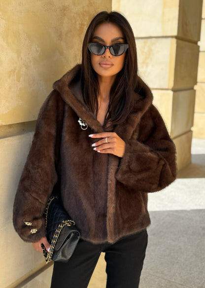 Pelliccia LUNA avvolgiti nel lusso eco-pelliccia in visone Morbida, calda e raffinata, è il capo ideale per aggiungere un tocco di eleganza ai look invernali. Il taglio oversize e il colore marrone intenso la rendono un must-have senza tempo.