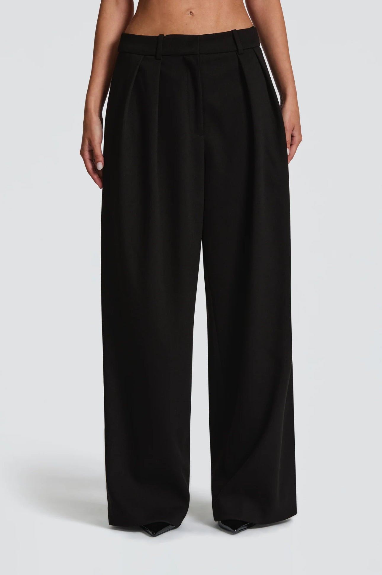 Tailleur ELEONORA Completo elegante composto da giacca oversize, pantaloni a palazzo e top coordinato. Un look moderno e sofisticato, perfetto per eventi, serate chic o outfit di tendenza.