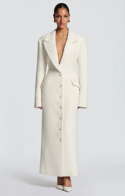 Cappotto ANGELICA lungo in lana, con bottoni frontali e maxi revers a scialle. La linea dritta e sartoriale slancia la figura, mentre il colletto ampio aggiunge un tocco sofisticato. Perfetto per look invernali raffinati, dal giorno alla sera.