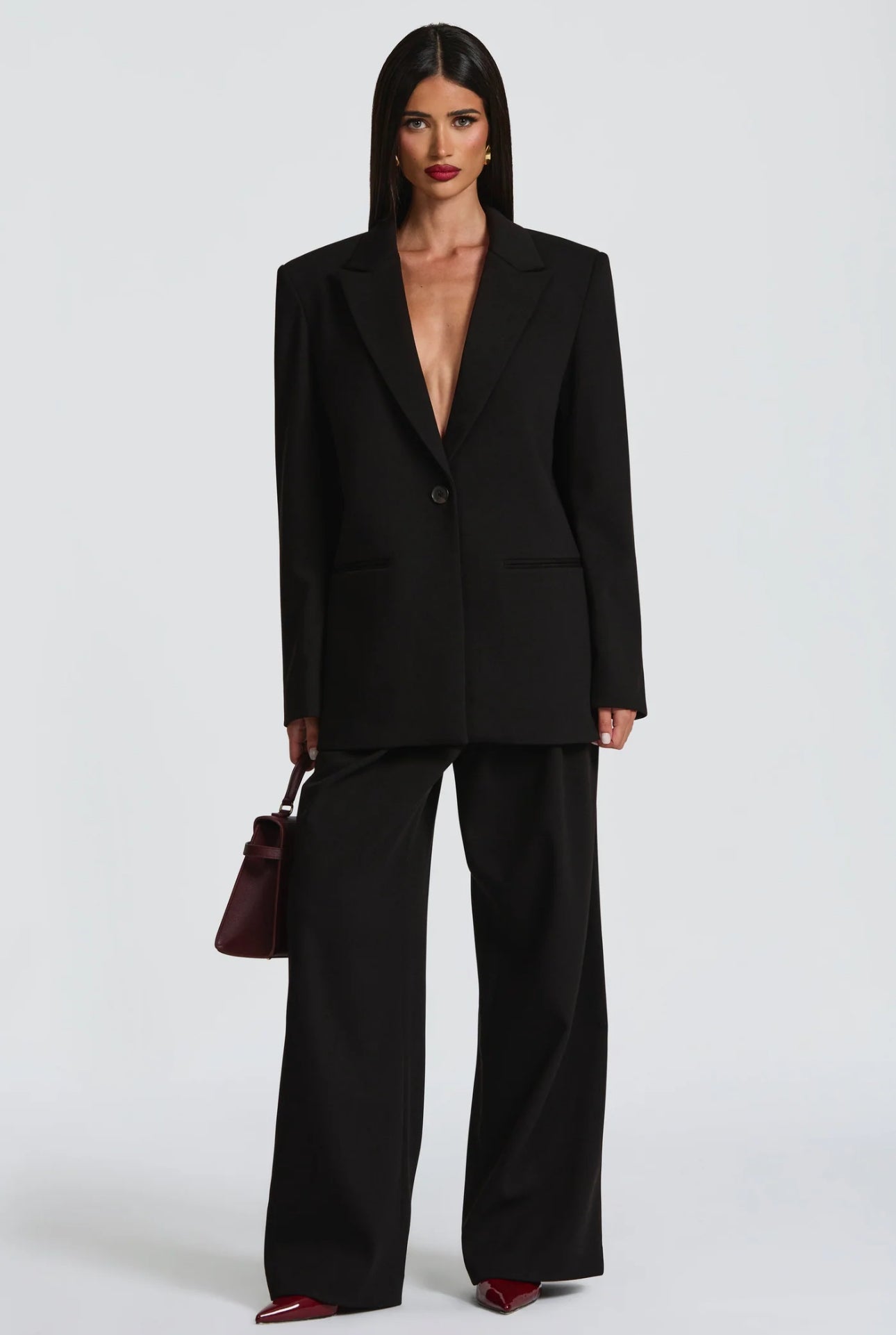 Tailleur ELEONORA Completo elegante composto da giacca oversize, pantaloni a palazzo e top coordinato. Un look moderno e sofisticato, perfetto per eventi, serate chic o outfit di tendenza.