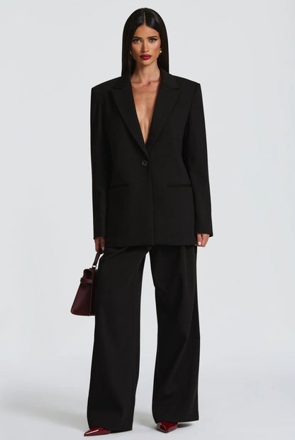 Tailleur ELEONORA Completo elegante composto da giacca oversize, pantaloni a palazzo e top coordinato. Un look moderno e sofisticato, perfetto per eventi, serate chic o outfit di tendenza.