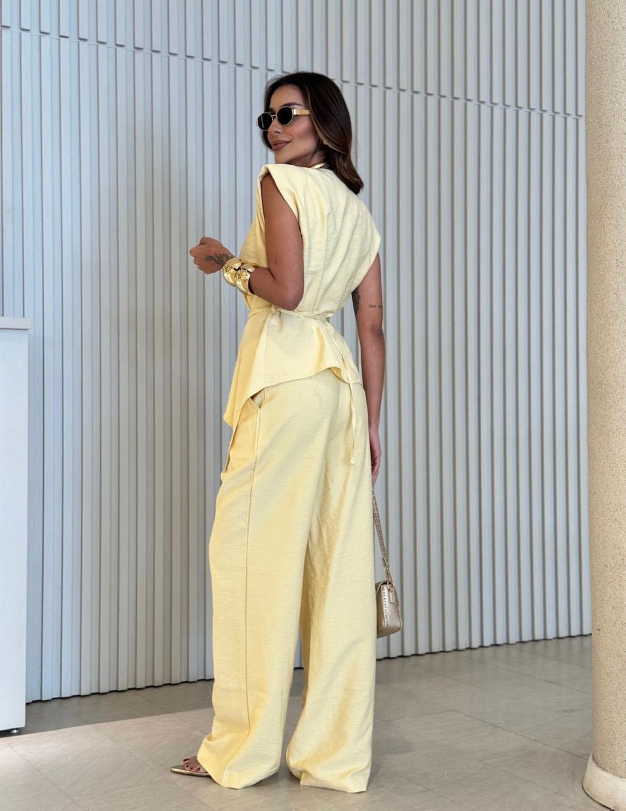Coordinato Federica completo due pezzi + cinta tessuto misto lino e viscosa" è l'alleato perfetto per chi cerca un look sofisticato senza rinunciare alla freschezza.