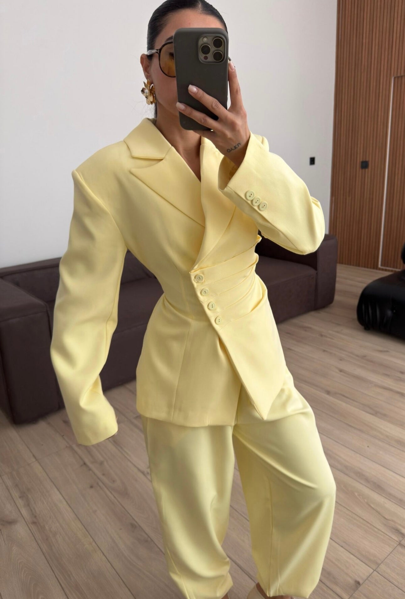 Tailleur Samantha”in promo” composto da giacca sartoriale con spalle strutturate e chiusura incrociata. La cintura integrata con bottoni decorativi stringe il punto vita valorizzando la silhouette e creando un elegante effetto corsetto l pantalone fluido