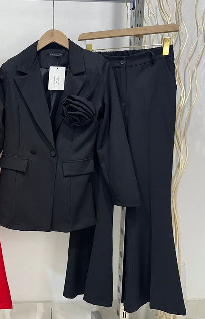 Tailleur KATIA Giacca doppio petto  con spilla estraibile pantalone Zampa tessuto leggermente elasticizzato ottima vestibilita Made in Italy 🇮🇹