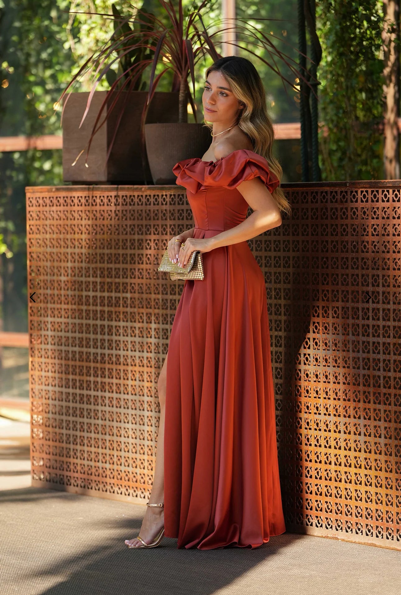 Abito MARYA Elegante abito off-shoulder con corpino arricciato a balze e ampia gonna con spacco laterale.