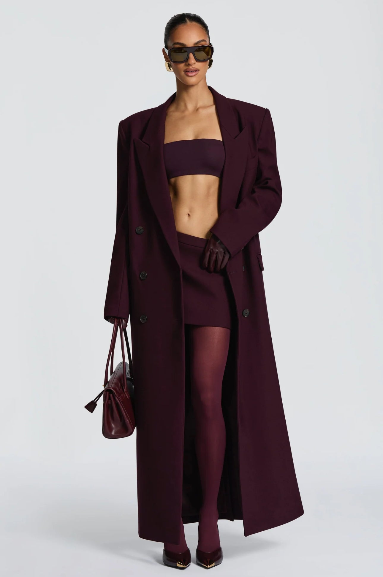 Cappotto ISABELLA  lungo dal taglio sartoriale con design doppiopetto e spalle strutturate. Elegante e versatile, perfetto per completare look sofisticati nelle giornate più fredde.
