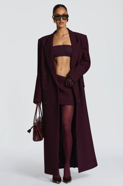 Cappotto ISABELLA  lungo dal taglio sartoriale con design doppiopetto e spalle strutturate. Elegante e versatile, perfetto per completare look sofisticati nelle giornate più fredde.