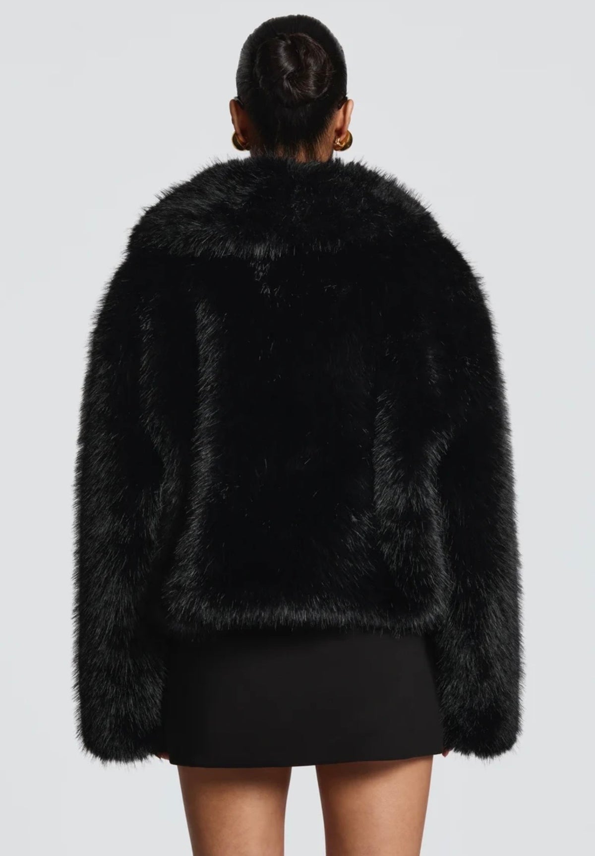 Crop Eco-Fur Jacket – Luxe Edition "Essenziale per la stagione fredda: caldo, leggero e irresistibilmente glam."