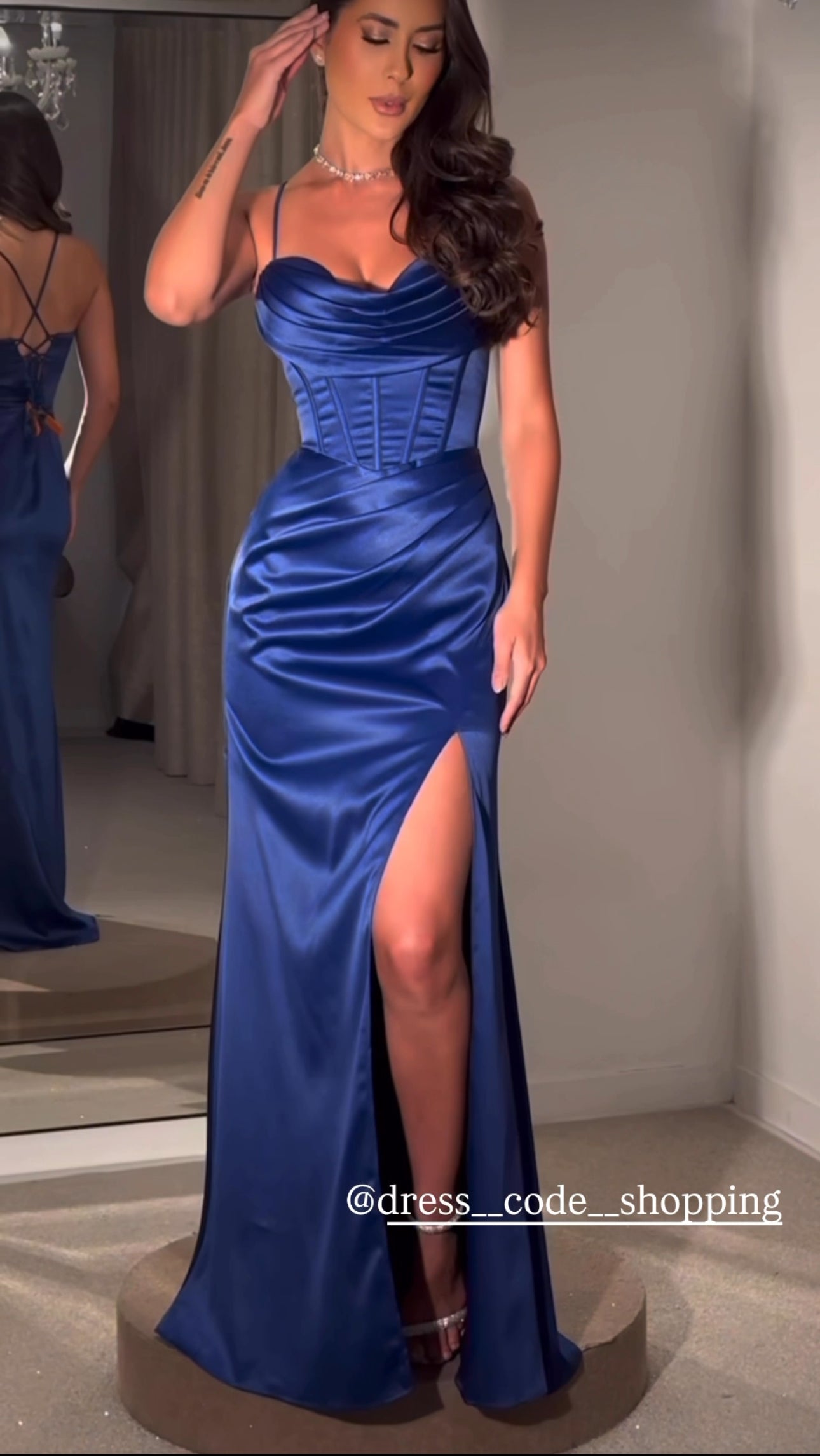 Abito ARIANA elegante in raso lucido con corpetto a bustier drappeggiato e spalline sottili.
Lo spacco laterale aggiunge un tocco di sensualità. Perfetto per serate di gala, eventi formali o occasioni speciali