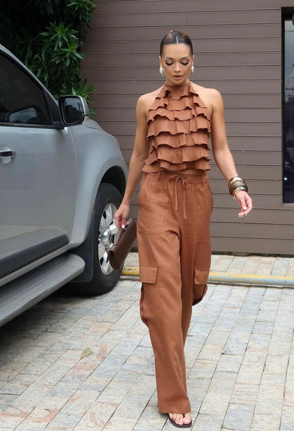 Set PALOMA Look minimal ma d’impatto: top con balze leggere e pantalone ampio con tasche cargo.
Il completo perfetto per giornate estive all’insegna dello stile e della comodità.
Disponibile in 5 colori