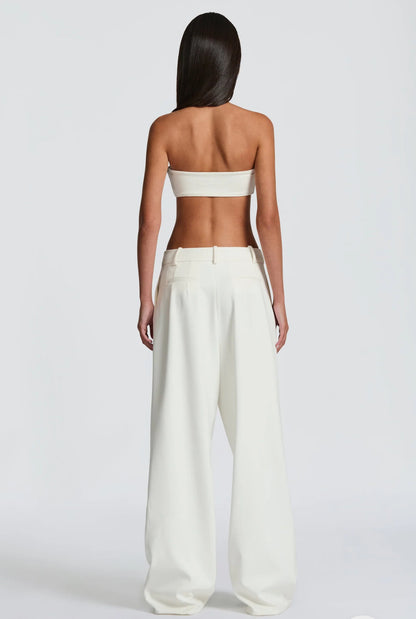 Tailleur ELEONORA Completo elegante composto da giacca oversize, pantaloni a palazzo e top coordinato. Un look moderno e sofisticato, perfetto per eventi, serate chic o outfit di tendenza.