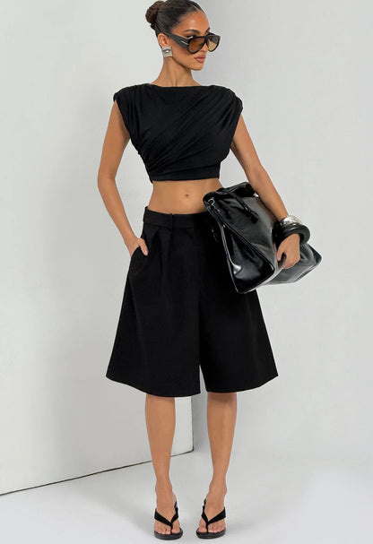 Outfit check GIULIA Questo look è un perfetto mix tra eleganza e minimalismo, ideale sia per il giorno che per la sera.
