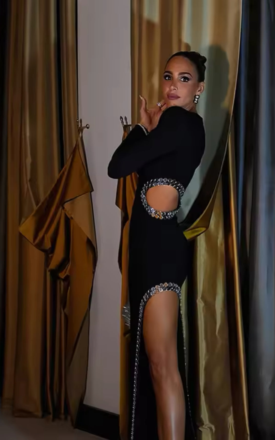 LAVINIA indossa l'abito nero elegante si distingue per il suo design moderno e audace
