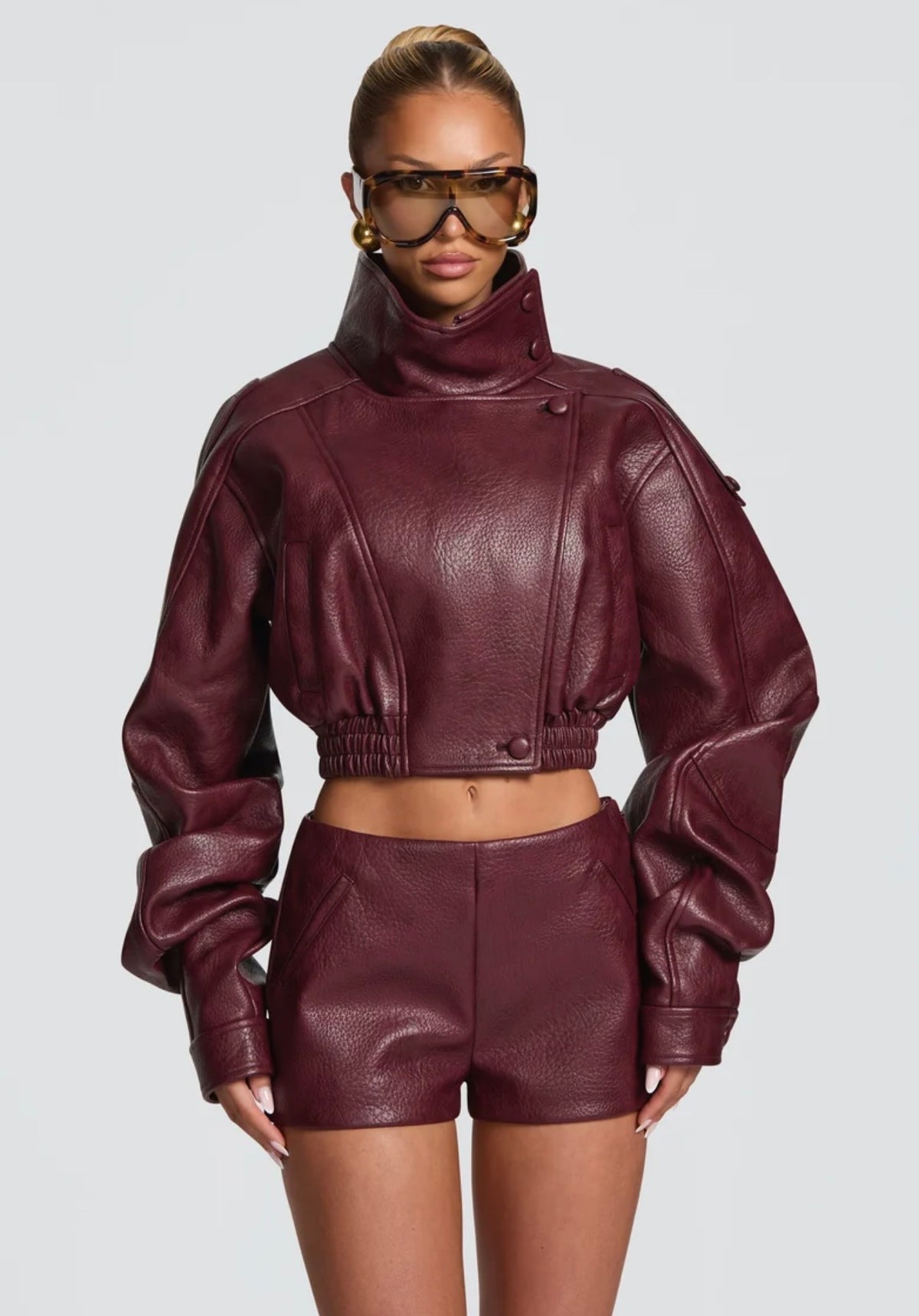 Set EVA L'eleganza contemporanea del completo in pelle. Giubbotto & Shorts in promozione