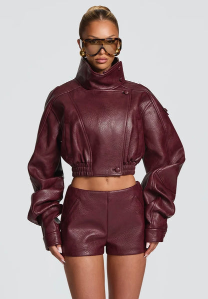 Set EVA L'eleganza contemporanea del completo in pelle. Giubbotto & Shorts in promozione