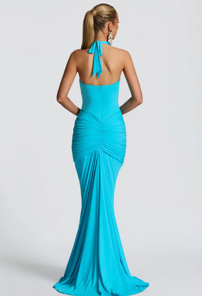 Abito Greta scenografico che esalta la silhouette con linee sinuose e dettagli sofisticati. Questo modello lungo è pensato per chi desidera un look magnetico e raffinato.