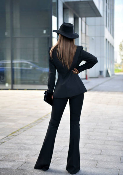 Tailleur Virginia Raffinato, deciso e senza tempo. Questo completo tailleur è pensato per la donna che ama distinguersi con classe e sicurezza. Il design sartoriale valorizza la silhouette, unendo linee pulite e dettagli contemporanei