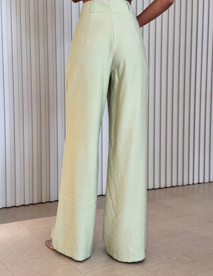 Coordinato Federica completo due pezzi + cinta tessuto misto lino e viscosa" è l'alleato perfetto per chi cerca un look sofisticato senza rinunciare alla freschezza.