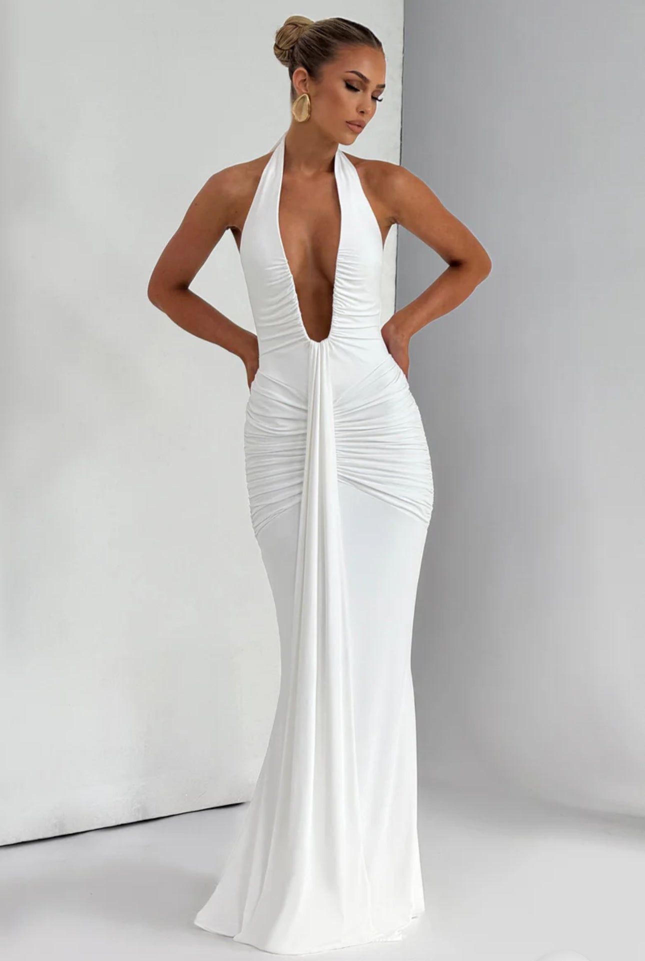 Abito Greta scenografico che esalta la silhouette con linee sinuose e dettagli sofisticati. Questo modello lungo è pensato per chi desidera un look magnetico e raffinato.