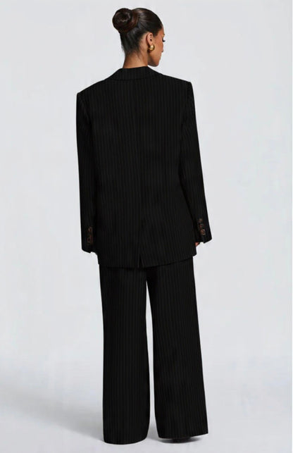 Tailleur ELEONORA Completo elegante composto da giacca oversize, pantaloni a palazzo e top coordinato. Un look moderno e sofisticato, perfetto per eventi, serate chic o outfit di tendenza.