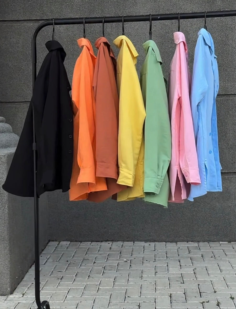 Coordinato Camilla camicia e shorts perfetto per la donna che ama uno stile curato anche nel tempo libero. Il coordinato
è composto da una camicia a maniche lunghe con colletto classico, taschino sul petto e bottoni centrali, abbinata a shorts sartoriali