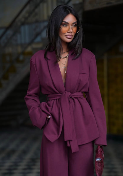 Completo SAMIRA Caldo, elegante e dal carattere contemporaneo. Questo completo due pezzi è realizzato in morbido cotone invernale, un tessuto avvolgente e confortevole perfetto per affrontare la stagione fredda con stile senza rinunciare alla comodità.