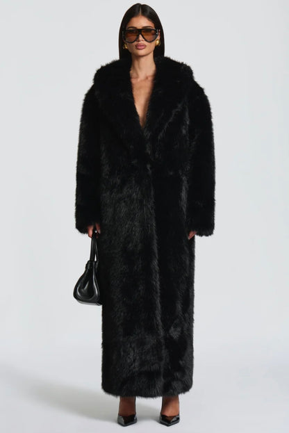 Pelliccia BRENDA Un modello avvolgente e sofisticato, caratterizzato da una linea dritta e dal volume morbido. Realizzato in pelliccia di visone ecologico di alta qualità, garantisce calore e comfort con un tocco glamour.