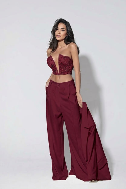Tailleur Renata Questo completo è la scelta perfetta per distinguerti con stile: blazer dal taglio elegante, pantalone a gamba larga che slancia la figura e top in pizzo delicato che aggiunge un tocco sensuale e sofisticato.