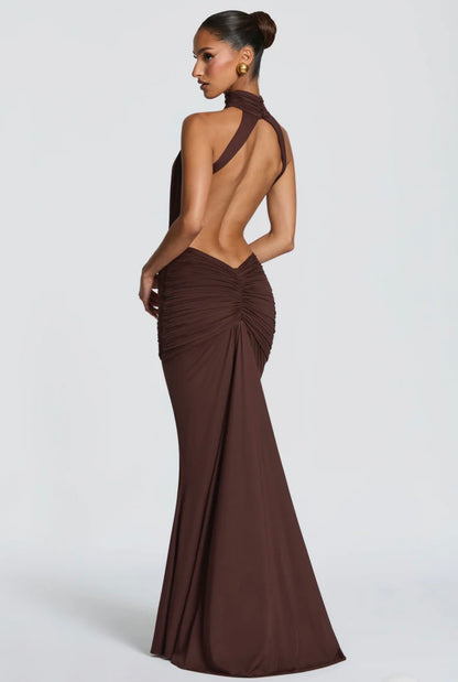 Abito Sofia Caratterizzato da una silhouette a sirena che valorizza le forme, questo modello unisce un sofisticato collo alto a un audace gioco di drappeggi e intagli cut-out sui fianchi.