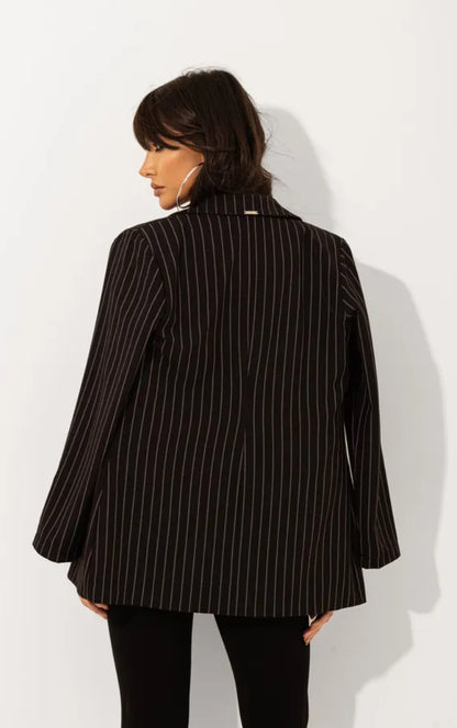 Tailleur Madison outfit dal carattere deciso e sofisticato composto da blazer gessato dal taglio sartoriale e shorts coordinati camicia e cravatta, il design elegante incontra uno stile moderno e urbano, perfetto per creare look raffinati