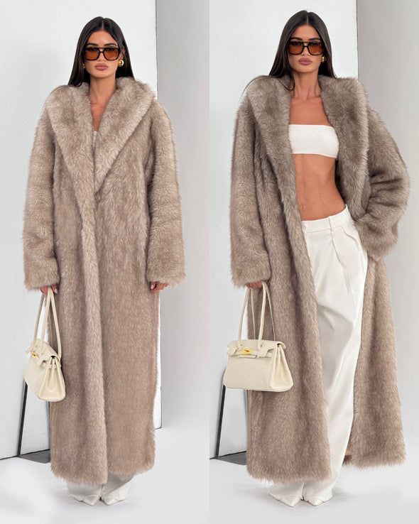 Pelliccia BRENDA Un modello avvolgente e sofisticato, caratterizzato da una linea dritta e dal volume morbido. Realizzato in pelliccia di visone ecologico di alta qualità, garantisce calore e comfort con un tocco glamour.