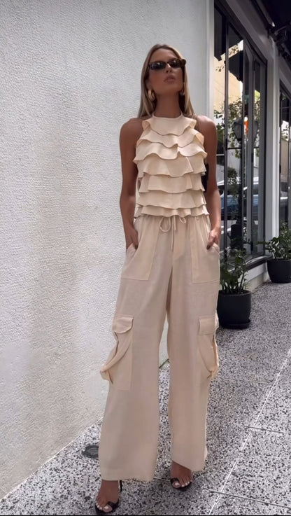 Set PALOMA Look minimal ma d’impatto: top con balze leggere e pantalone ampio con tasche cargo.
Il completo perfetto per giornate estive all’insegna dello stile e della comodità.
Disponibile in 5 colori