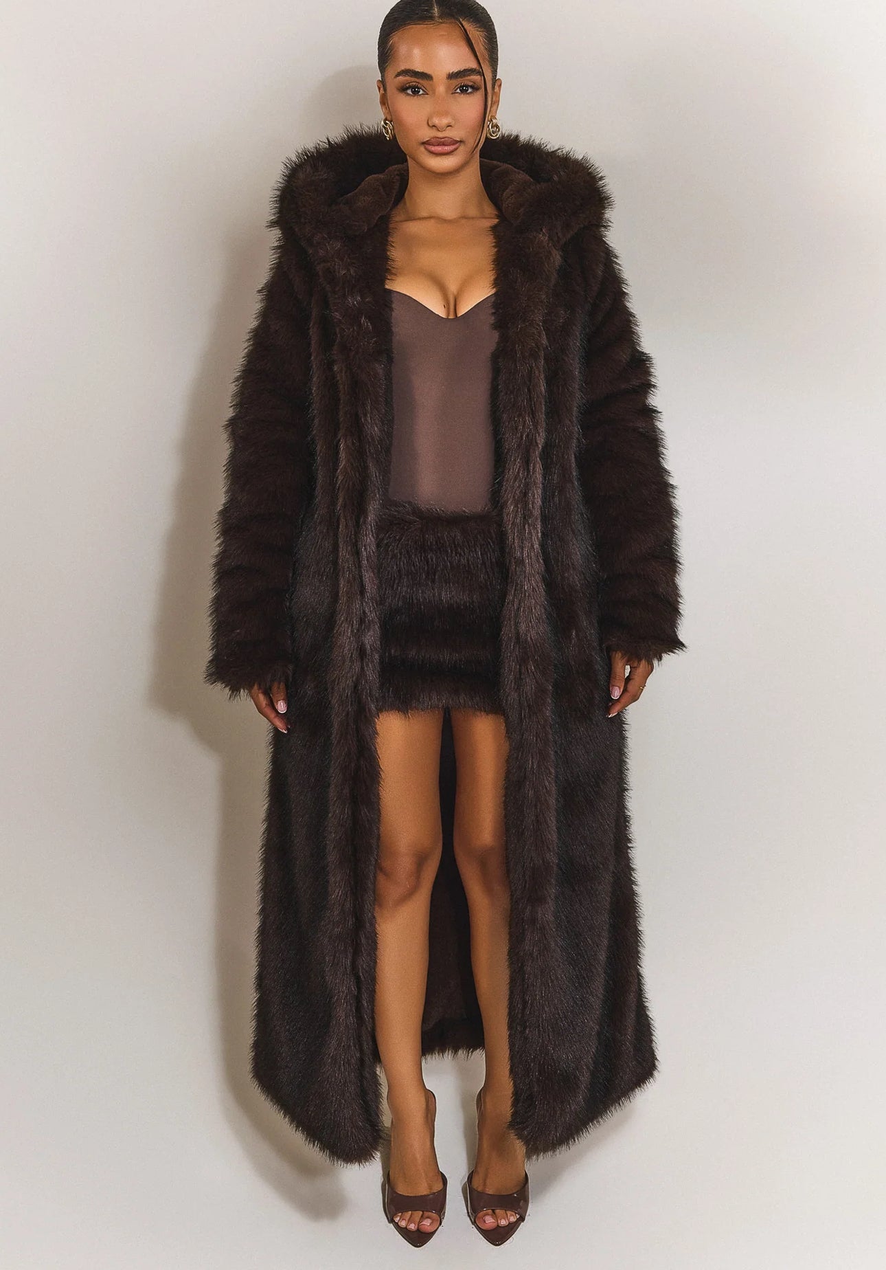 Pelliccia Giada in eco-pelliccia lunga
Eleganza e calore in un unico capo. Il cappotto Giada in eco-pelliccia premium unisce comfort e lusso, perfetto per le giornate più fredde.
Il taglio lungo e la linea morbida donano un effetto avvolgente e sofistica