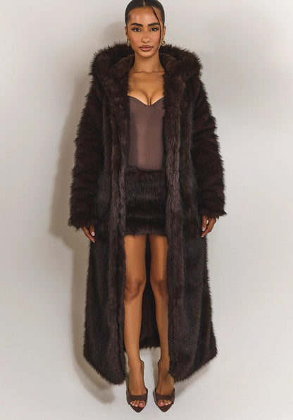 Pelliccia Giada in eco-pelliccia lunga
Eleganza e calore in un unico capo. Il cappotto Giada in eco-pelliccia premium unisce comfort e lusso, perfetto per le giornate più fredde.
Il taglio lungo e la linea morbida donano un effetto avvolgente e sofistica